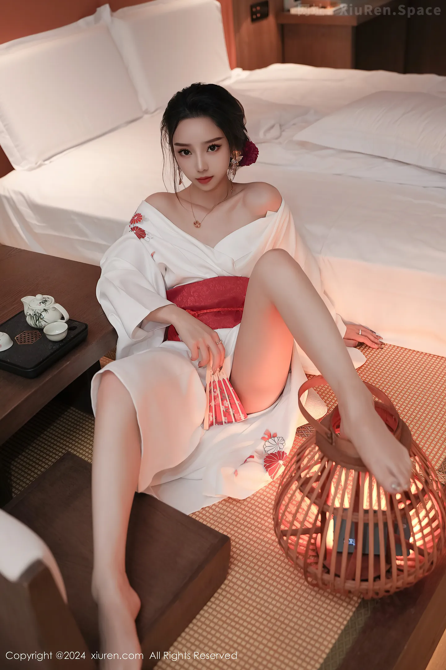 图片[2]-[XiuRen秀人网]VOL.8367 模特苏曼兮宾馆场景性感白色日系和服半撩秀翘臀美腿诱惑写真85P-秀人网官方网站